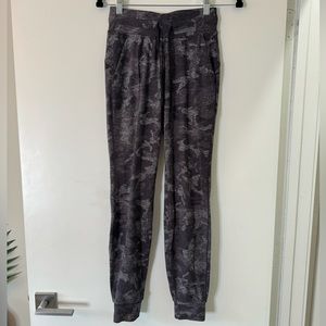 Lulu lemon Pants Grey Army Print size 2